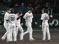 敗戦を見届け、整列に向かう藤川監督（撮影・飯室逸平）