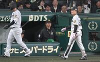 選手交代に向かおうとする藤川監督（撮影・飯室逸平）