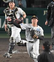 ９回、好フィールディグを見せる津田（撮影・飯室逸平）