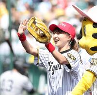始球式を終えスタンドに手を振る坂本花織（撮影・西田忠信）