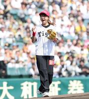 始球式を終え笑顔を見せる坂本花織（撮影・西田忠信）