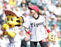 始球式を務める坂本花織（撮影・西田忠信）