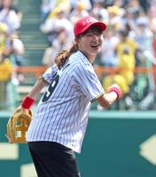 始球式を務め笑顔を見せる坂本花織（撮影・立川洋一郎）