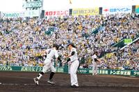 ８回、右越えにソロを放ちベースを回る佐藤輝明（撮影・山口登）