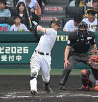 ８回、８号ソロを放つ佐藤輝（撮影・飯室逸平）