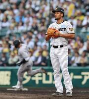 ９回、岸田にソロを許すモレッタ（撮影・山口登）