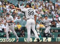 ９回、佐々木（右）に３ランを浴びたモレッタ（撮影・西田忠信）
