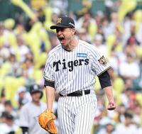 ７回、代打の坂本を三振に仕留め、ほえる大竹（撮影・西田忠信）