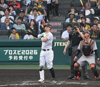 ８回、８号ソロを放つ佐藤輝（撮影・飯室逸平）