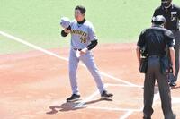 メンバー表交換を行う平田２軍監督