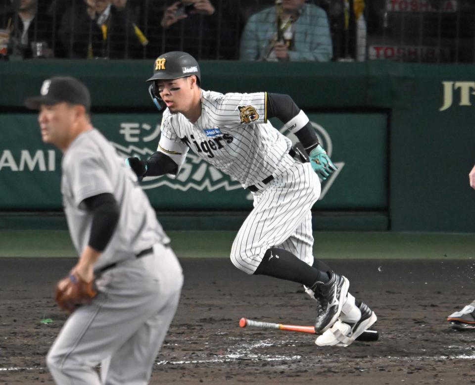 　３回、右前打を放つ佐藤輝