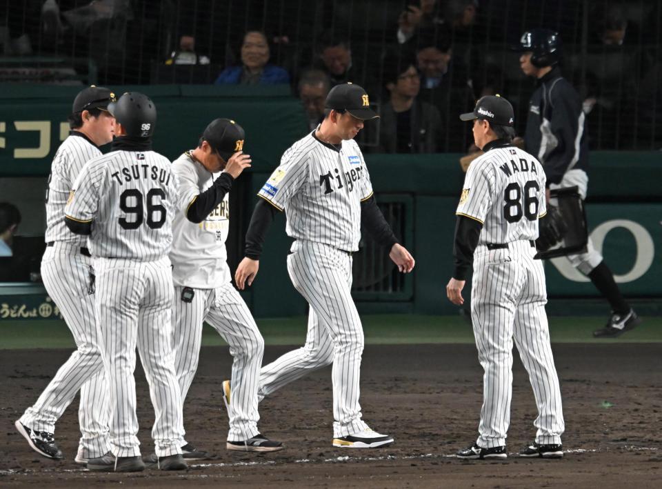 敗戦を見届け、整列に向かう藤川監督（撮影・飯室逸平）