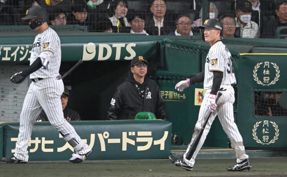 選手交代に向かおうとする藤川監督（撮影・飯室逸平）