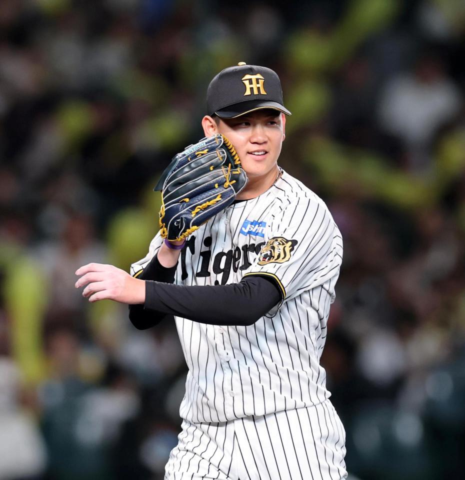 ７回、三者凡退に抑えベンチ戻る及川（撮影・山口登）