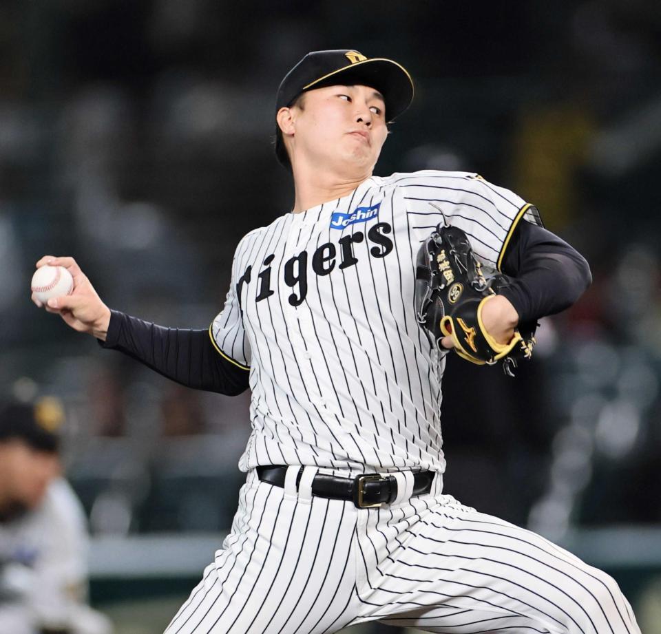 　９回、巨人打線を無失点に抑える津田（撮影・田中太一）