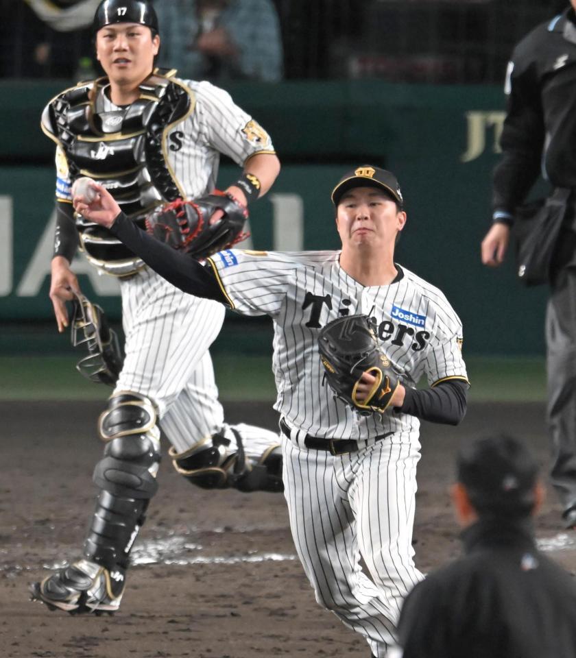 ９回、好フィールディグを見せる津田（撮影・飯室逸平）