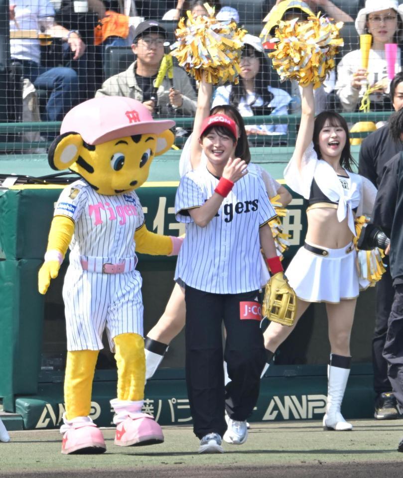 始球式のマウンドに向かう坂本花織（撮影・飯室逸平）