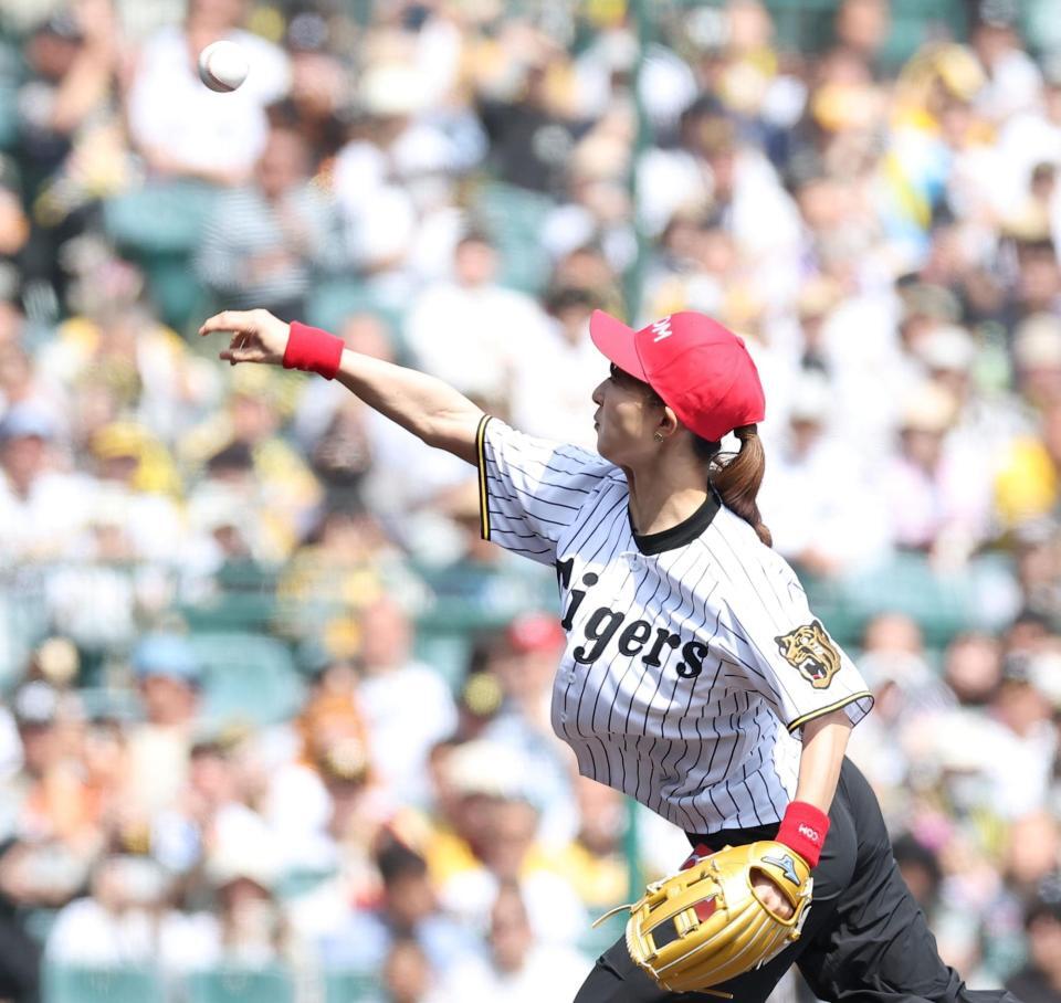 始球式を務める坂本花織（撮影・西田忠信）