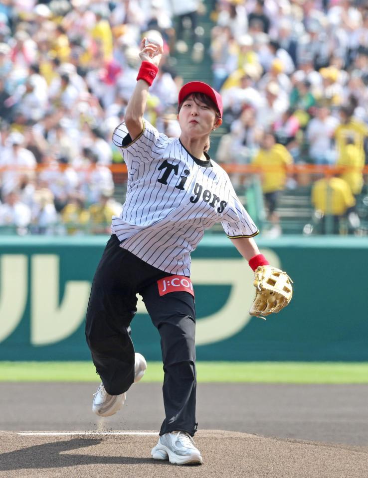 始球式を務める坂本花織（撮影・立川洋一郎）