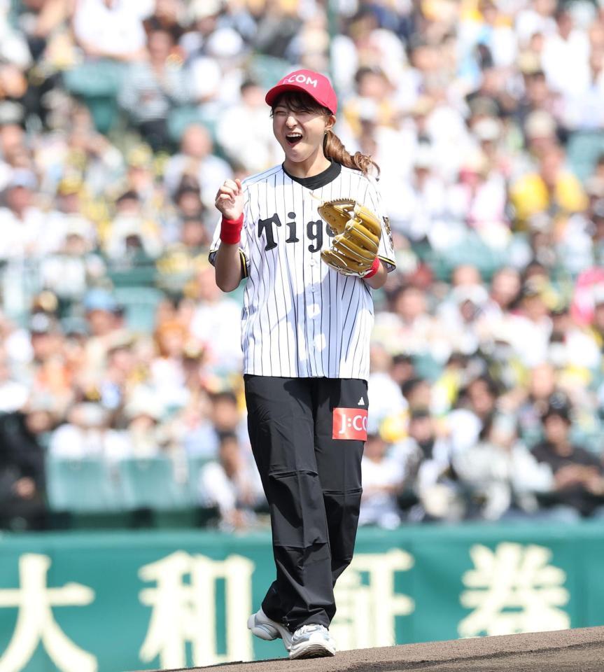 始球式を終え笑顔を見せる坂本花織（撮影・西田忠信）