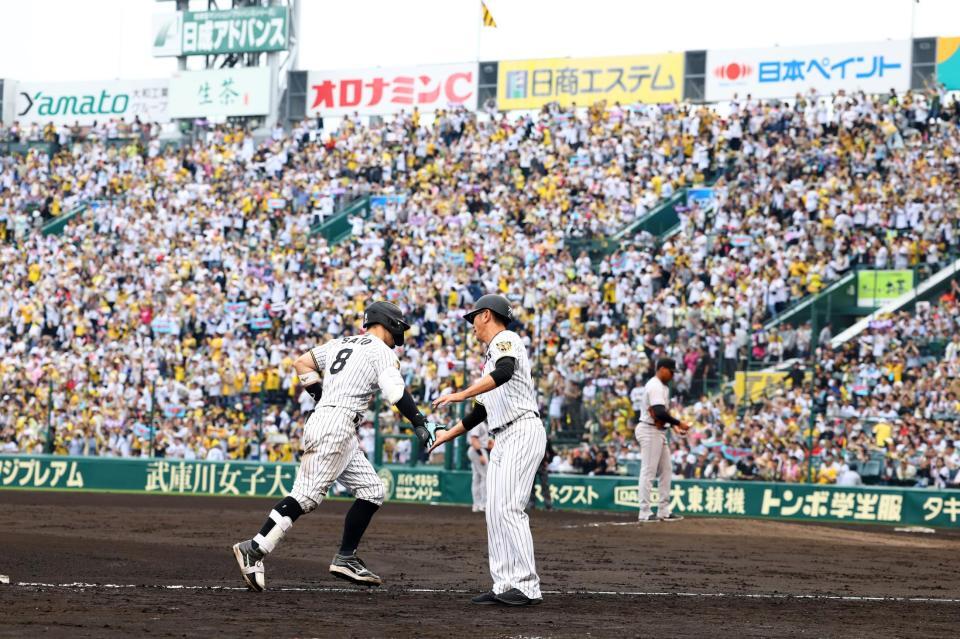 ８回、右越えにソロを放ちベースを回る佐藤輝明（撮影・山口登）
