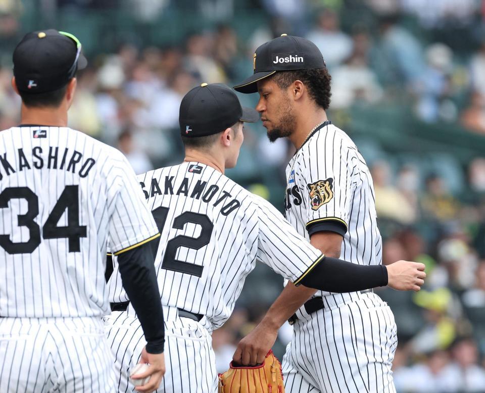 ９回途中、降板するモレッタ（撮影・西田忠信）