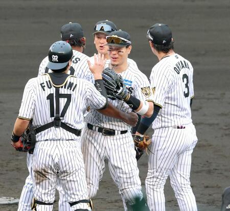 　勝利を飾りナインと喜び合う佐藤輝（中央）＝撮影・立川洋一郎