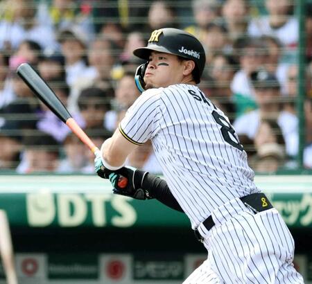 　１回、左越えに先制適時二塁打を放つ佐藤輝（撮影・山口登）
