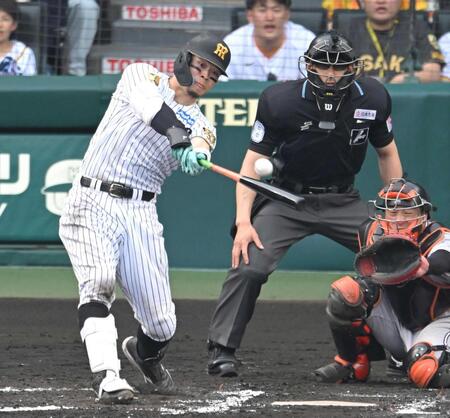 　７回、猛打賞となる二塁打を放つ佐藤輝（撮影・飯室逸平）