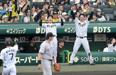 　７回、代打中野の２点打に沸く森下（右）と小幡（撮影・飯室逸平）