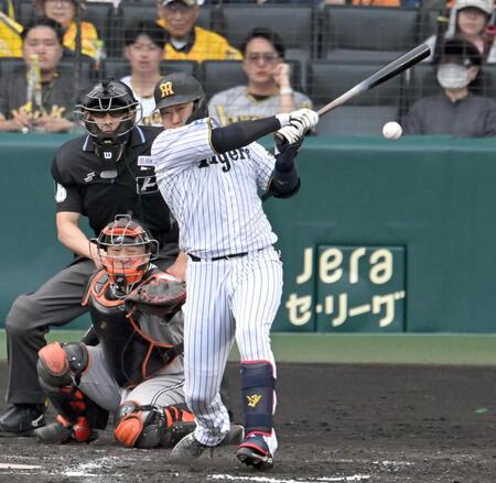 　７回、内野安打を放つ大山（撮影・飯室逸平）
