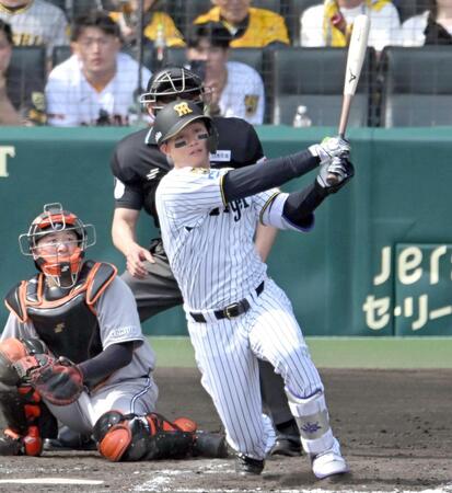 　３回、左前打を放つ森下（撮影・飯室逸平）