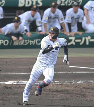 ３回、適時三塁打を放ち激走する大山（撮影・飯室逸平）