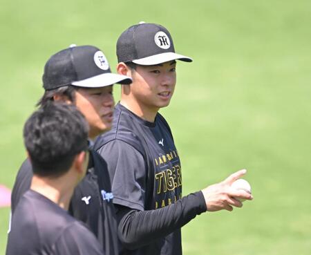 キャッチボールを終え、高橋らと話す下村（撮影・飯室逸平）