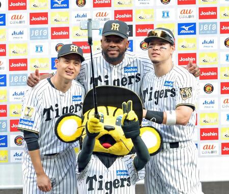 　ヒーローインタビューを終えて記念写真を撮る（左から）大竹、ドリス、佐藤輝（撮影・立川洋一郎）