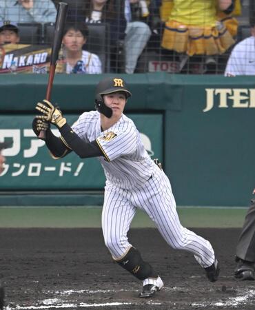 ７回、２点適時打を放つ中野（撮影・飯室逸平）