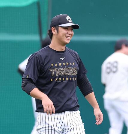 １軍に合流し笑顔を見せる井坪（撮影・西田忠信）