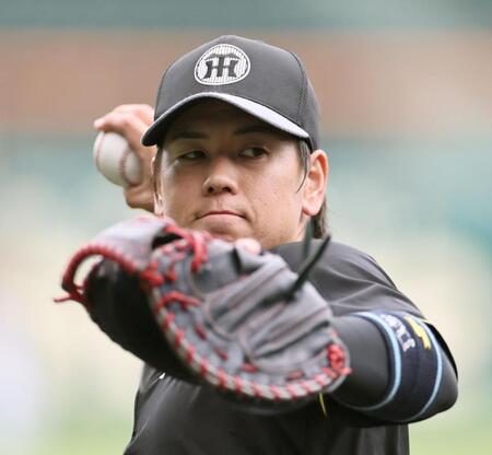 スローイングの練習をする梅野（撮影・田中太一）