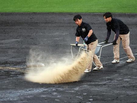 ７回途中グラウンドに砂を入れる（撮影・山口登）