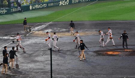 ７回途中、グラウンド状態が悪くなり試合中断する（撮影・山口登）