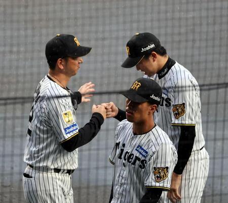 藤川監督（左）は完封勝利を飾った才木を祝福する（撮影・山口登）