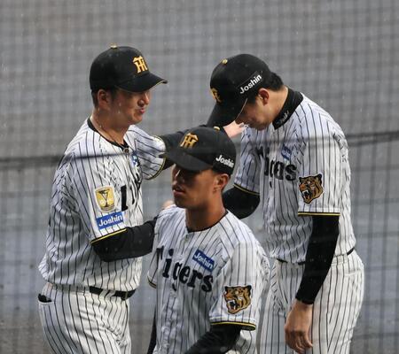 藤川監督（左）は完封勝利を飾った才木を祝福する（撮影・山口登）
