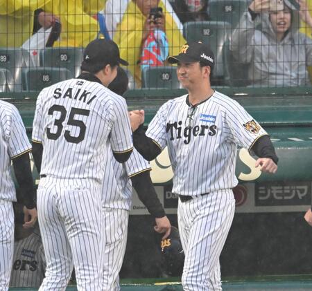 好投の才木を労う藤川監督（撮影・飯室逸平）