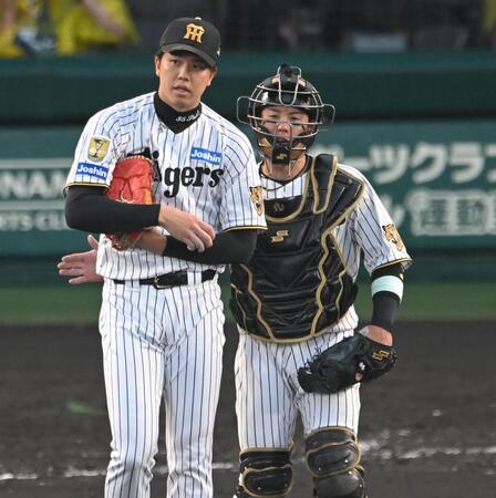 ５回、才木に声をかける梅野（撮影・飯室逸平）
