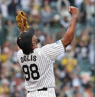 最後を締め、ガッツポーズをするドリス（撮影・西田忠信）