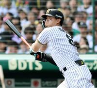 　１回、左越えに先制適時二塁打を放つ佐藤輝（撮影・山口登）
