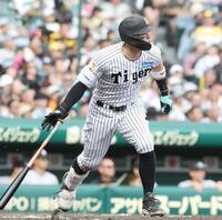 　５回、中前打を放つ佐藤輝（撮影・西田忠信）