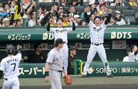 　７回、代打中野の２点打に沸く森下（右）と小幡（撮影・飯室逸平）