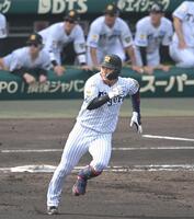 ３回、適時三塁打を放ち激走する大山（撮影・飯室逸平）