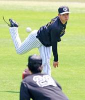 　高橋（手前）とキャッチボールをする下村（撮影・立川洋一郎）